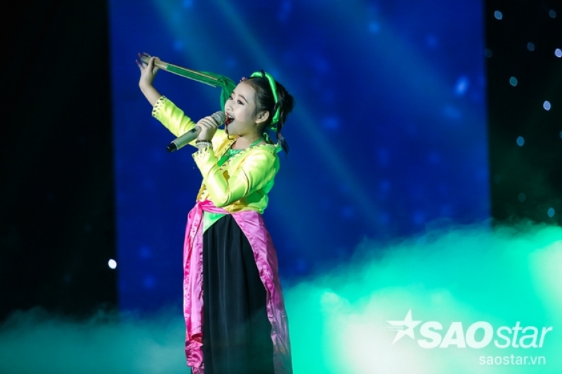 Giọng hát Việt nhí 2016: Soái ca nhí Tuấn Ngọc tặng Đông Nhi một nụ hôn giong hat viet nhi 2016 soai ca nhi tuan ngoc tang dong nhi mot nu hon