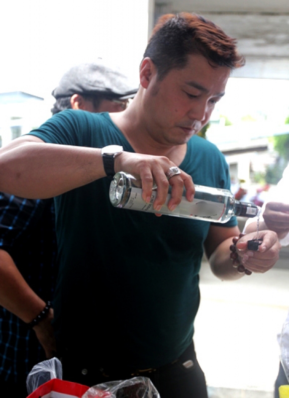 nguoi yeu cu dong nghiep vieng mo le cong tuan anh