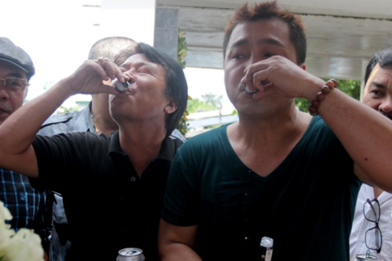 nguoi yeu cu dong nghiep vieng mo le cong tuan anh