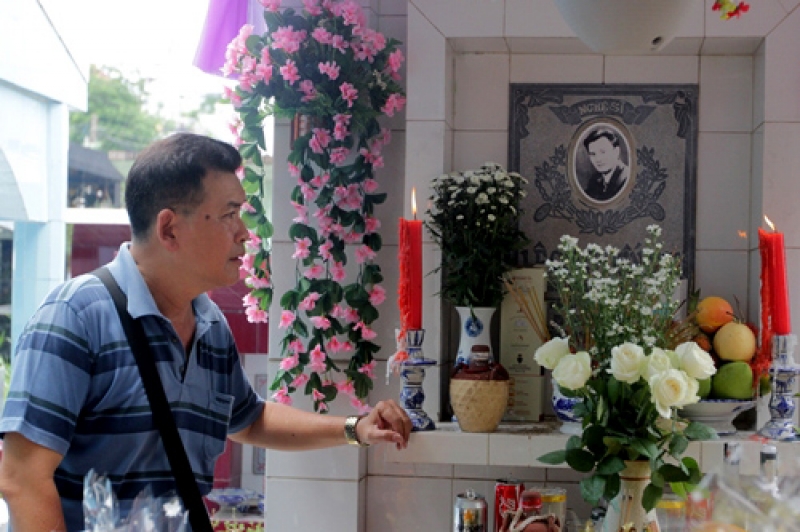 nguoi yeu cu dong nghiep vieng mo le cong tuan anh