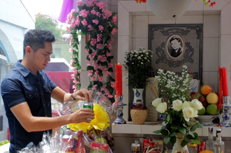 nguoi yeu cu dong nghiep vieng mo le cong tuan anh