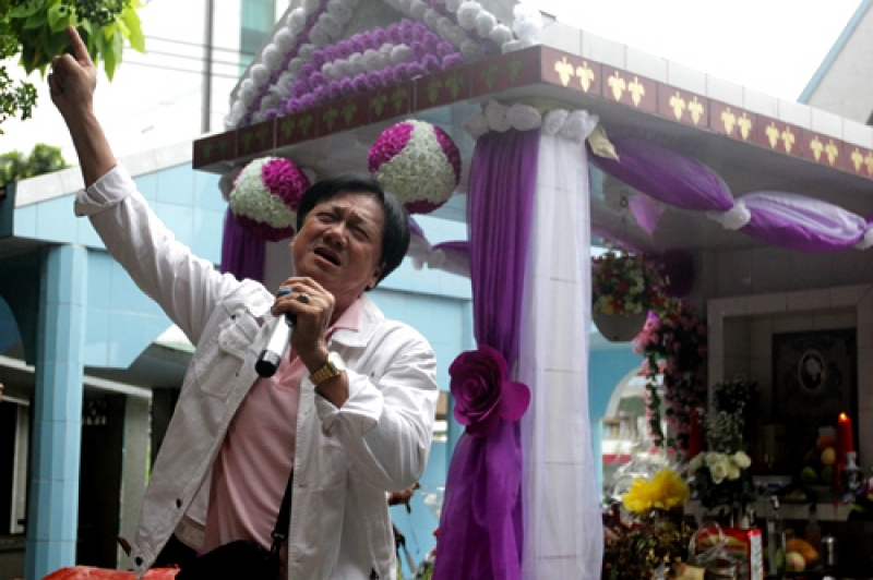 nguoi yeu cu dong nghiep vieng mo le cong tuan anh