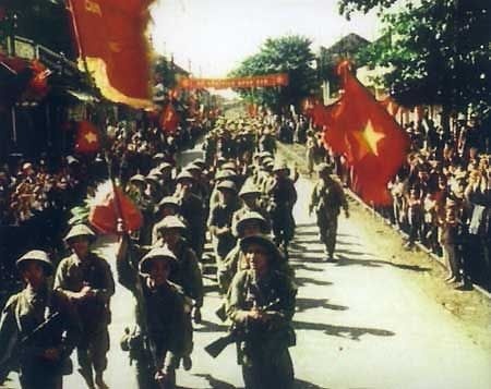 tien ve ha noi ca khuc ky la nhat viet ve ngay giai phong thu do