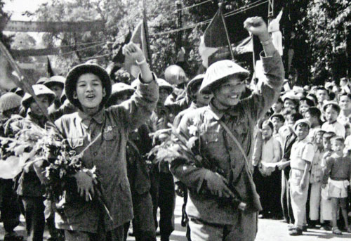 tien ve ha noi ca khuc ky la nhat viet ve ngay giai phong thu do