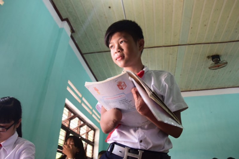 nam sinh lop 8 ho bien ong nhua thanh doi tay ve uoc mo