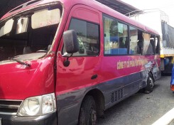 Xe khách bị xe tải đâm lật nghiêng, 20 người bị thương