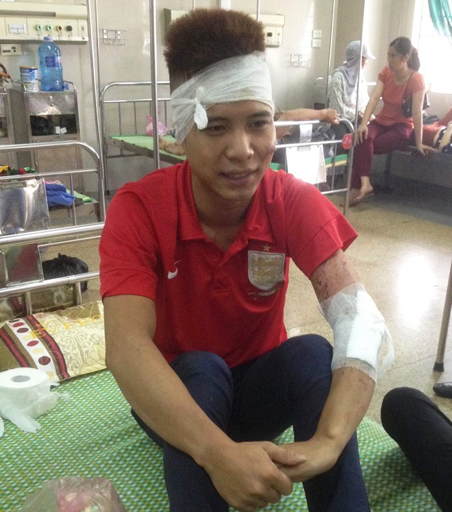 xe khach bi xe tai dam lat nghieng 20 nguoi bi thuong