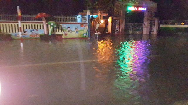 mua lon gio manh cay do la liet tai hue