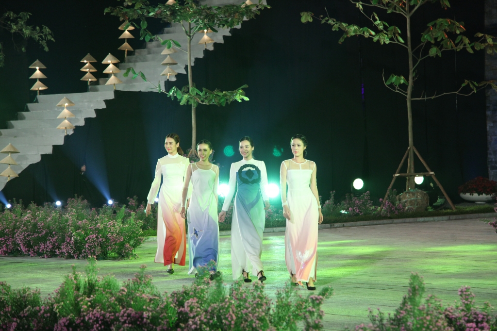 ngam nguoi con gai viet yeu kieu trong ta ao dai truyen thong