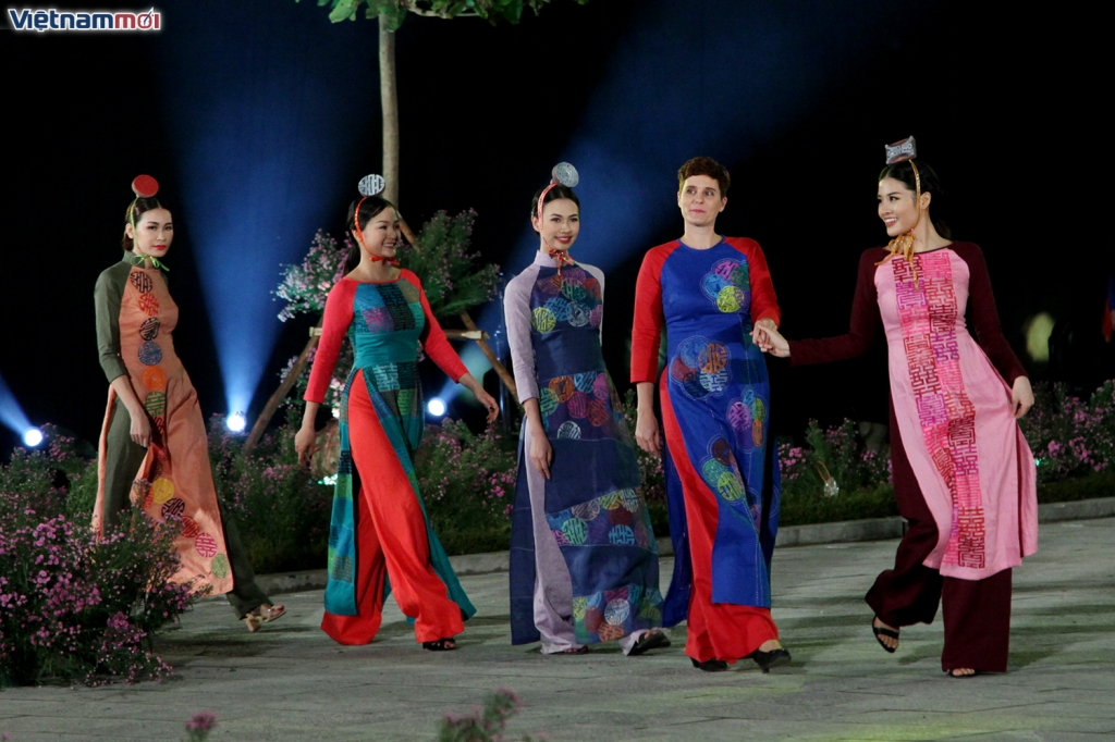 ngam nguoi con gai viet yeu kieu trong ta ao dai truyen thong