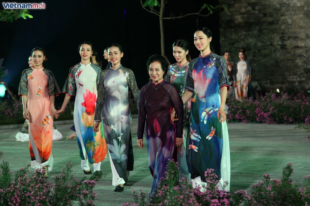 ngam nguoi con gai viet yeu kieu trong ta ao dai truyen thong