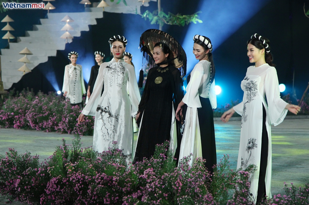 ngam nguoi con gai viet yeu kieu trong ta ao dai truyen thong