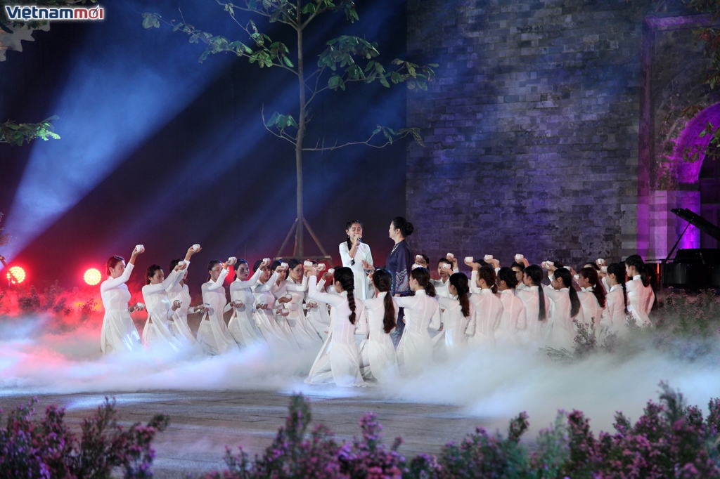 ngam nguoi con gai viet yeu kieu trong ta ao dai truyen thong