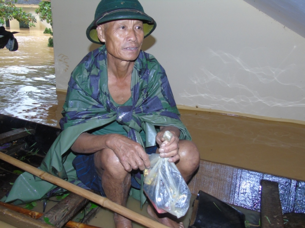 nhung hinh anh rot nuoc mat tai vung ron lu