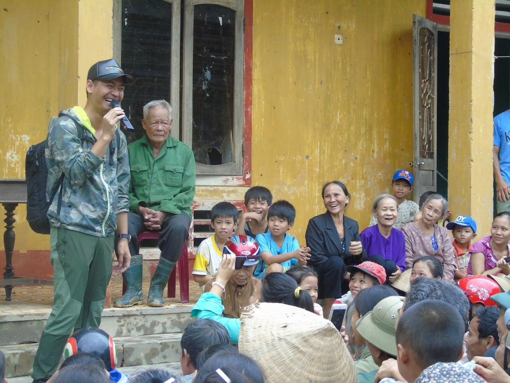 phan anh bat khoc khi den mien trung