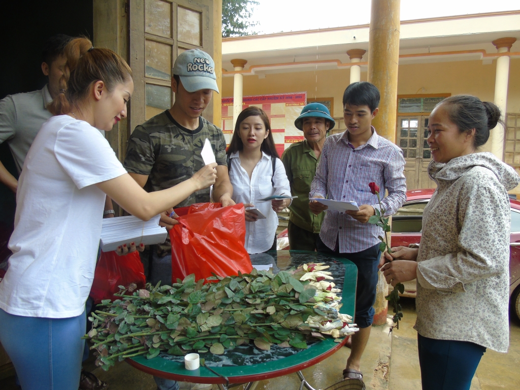 phan anh bat khoc khi den mien trung