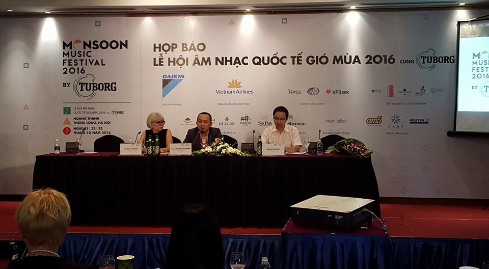 6 xe bus mien phi dua don khan gia den le hoi quoc te gio mua 2016