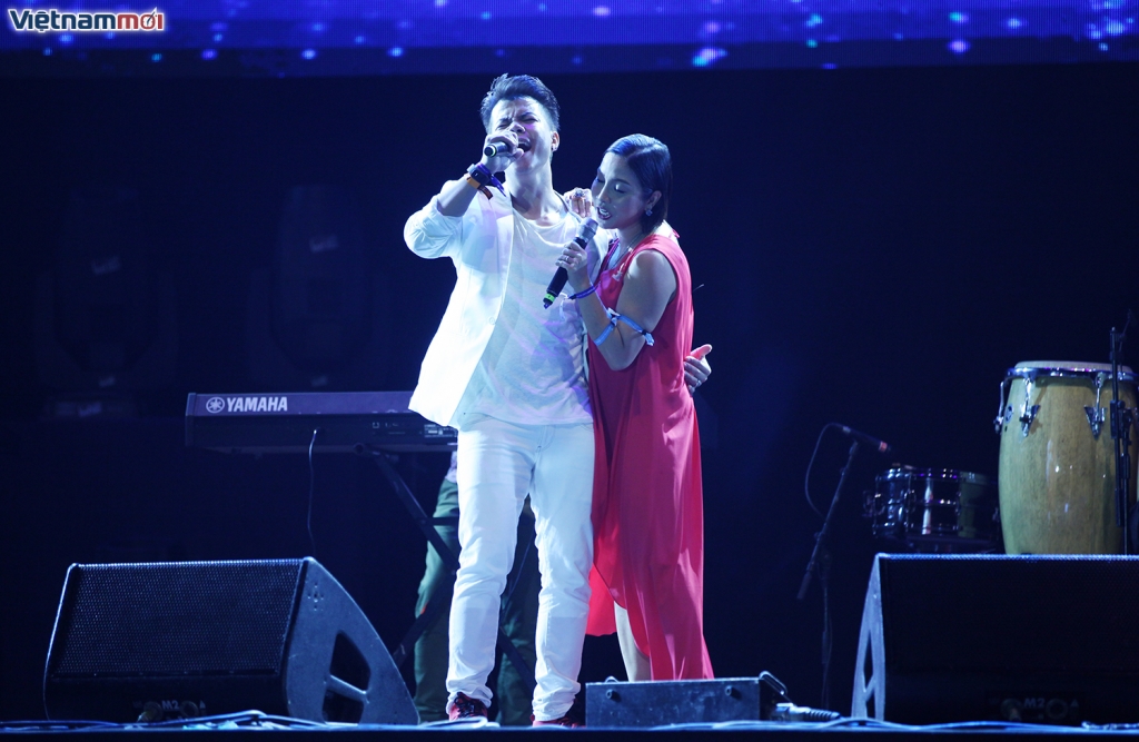 Đinh Mạnh Ninh bất ngờ xuất hiện ôm đàn chị hát trong Monsoon Music Festival 2016