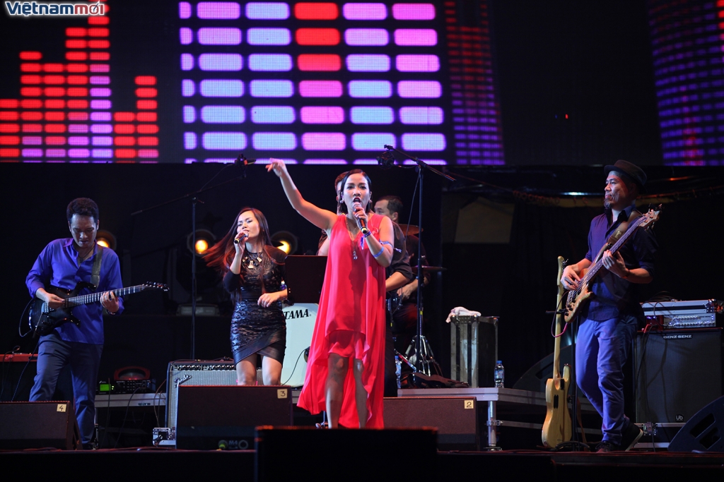 Đinh Mạnh Ninh bất ngờ xuất hiện ôm đàn chị hát trong Monsoon Music Festival 2016