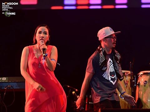 Đinh Mạnh Ninh bất ngờ xuất hiện ôm đàn chị hát trong Monsoon Music Festival 2016