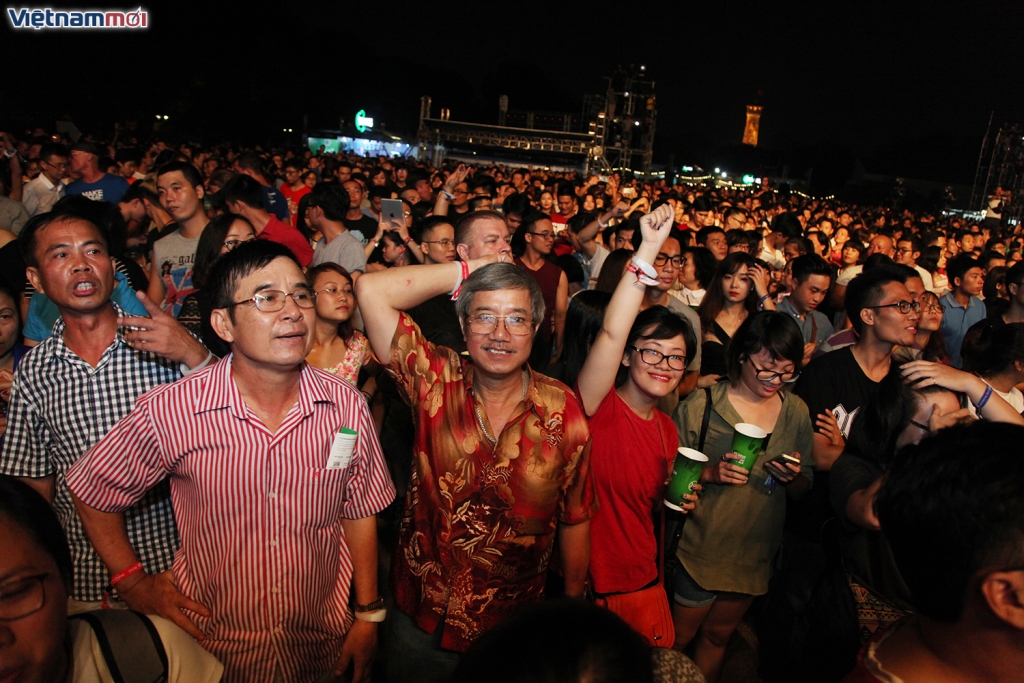 gio mua scorpions hut gan 10000 nguoi tham gia