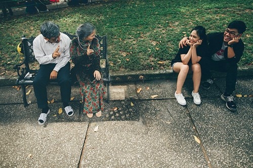 Trào lưu chụp ảnh 'ông bà anh' gây 'sốt' cộng đồng mạng nhung hinh anh cua ong ba anh gay xuc dong long nguoi