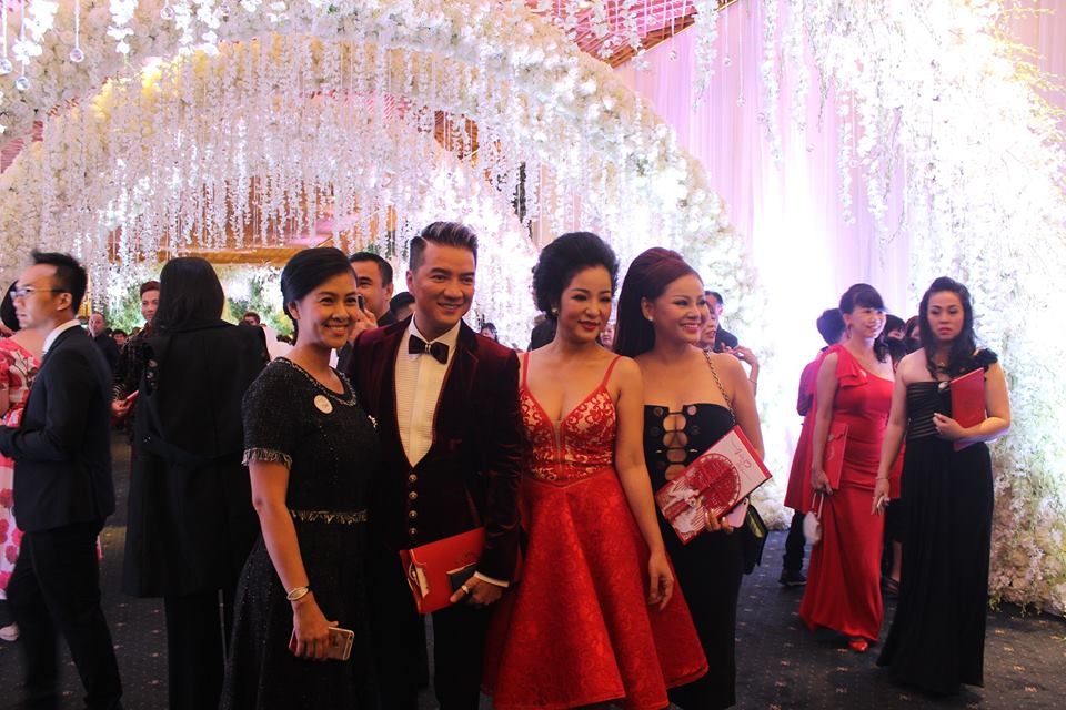 dan sao viet dinh dam du tiec cuoi cua tran thanh hari won