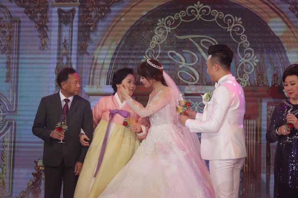 khoanh khac hanh phuc cua co dau chu re hari tran thanh