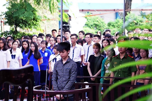hoc sinh thpt nguyen du tham gia phien toagiua san truong