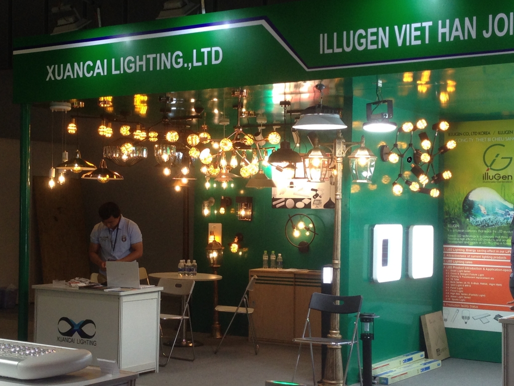 hang tram doanh nghiep tham gia trien lam lon nhat ve den led va thiet bi chieu sang
