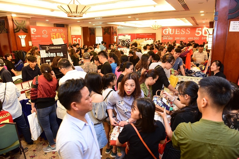 dan sai gon chen nhau mua hang hieu giam gia 50