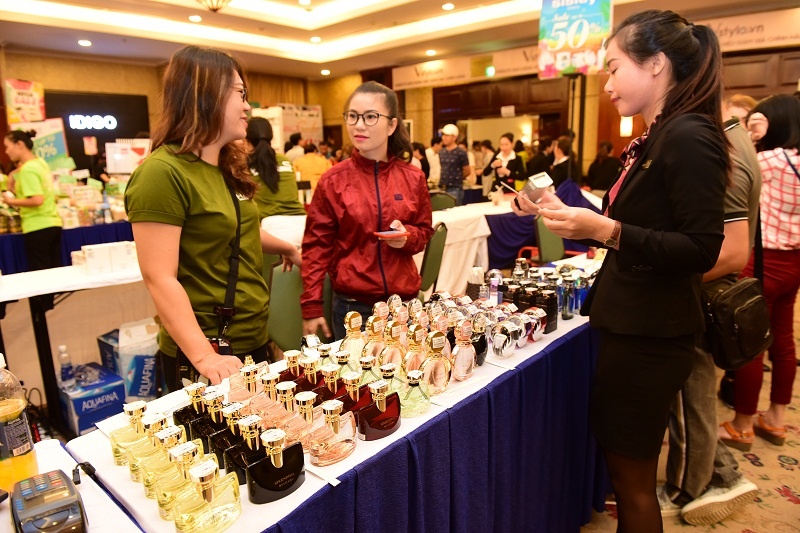dan sai gon chen nhau mua hang hieu giam gia 50