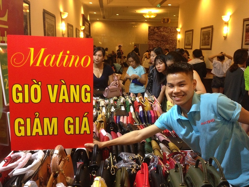 dan sai gon chen nhau mua hang hieu giam gia 50
