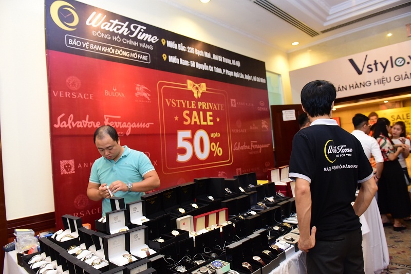 dan sai gon chen nhau mua hang hieu giam gia 50