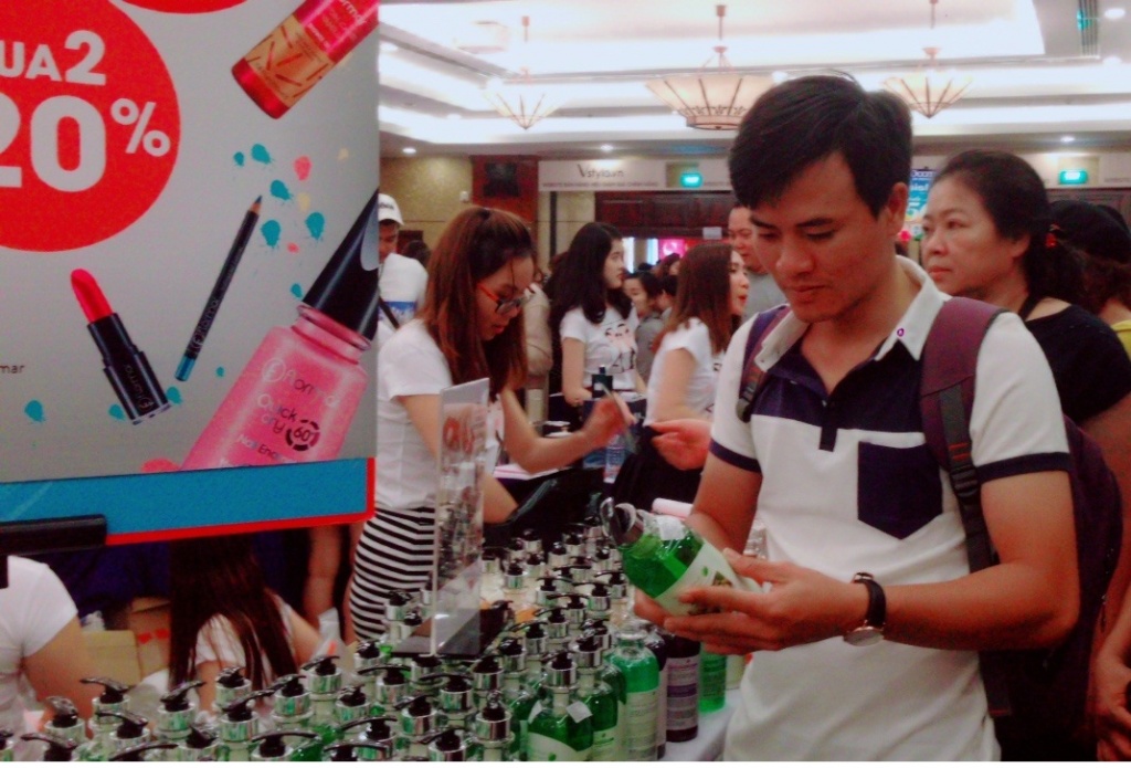 dan sai gon chen nhau mua hang hieu giam gia 50