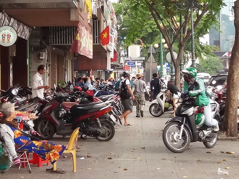 khong cho kinh doanh tren via he duoi 15 m