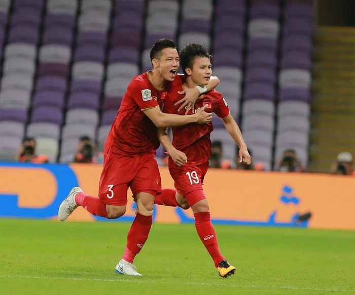 tuyen viet nam du vong 18 asian cup 2019 hai the vang va con dau tim de chiu cua nguoi ham mo