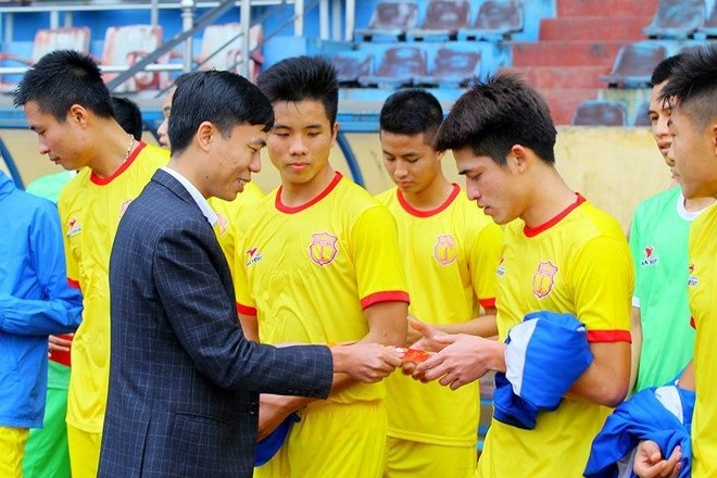 thuong tet voi cau thu viet nguoi tien ty ke no luong