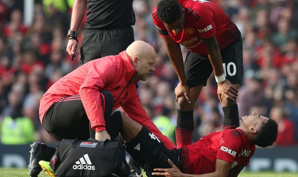 truc tiep man united vs liverpool h2 0 0 chu nha su dung ba quyen thay nguoi ngay trong hiep 1