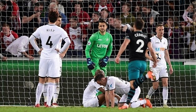 thang toi thieu swansea 99 southampton tru hang thanh cong
