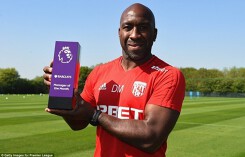 Darren Moore nhận cúp 