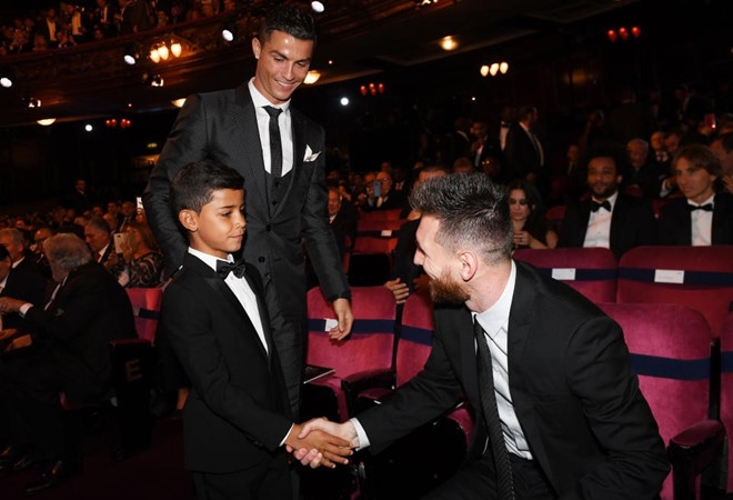 ronaldo cam nguoi trong gia dinh nhac ten messi