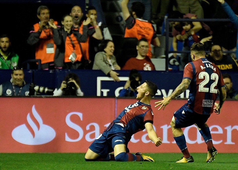 philippe coutinho lap hat trick barca van phoi xac trong tran cau 9 ban thang
