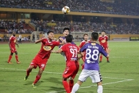 ha noi fc bi phat nang vi de cdv dot phao sang