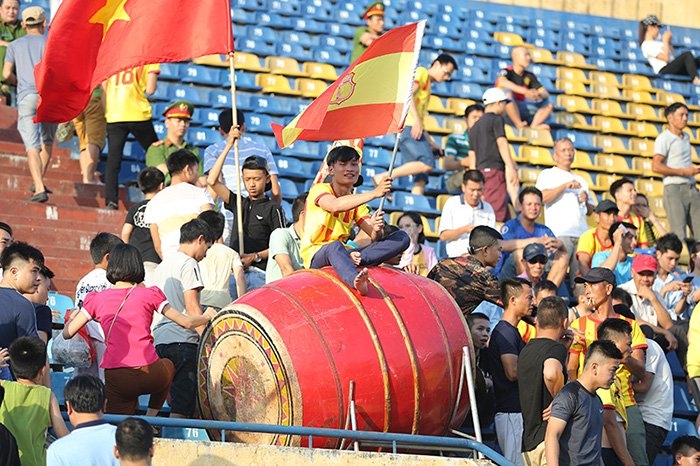 fan nu nam dinh doi nang gan 40 do san quang hai