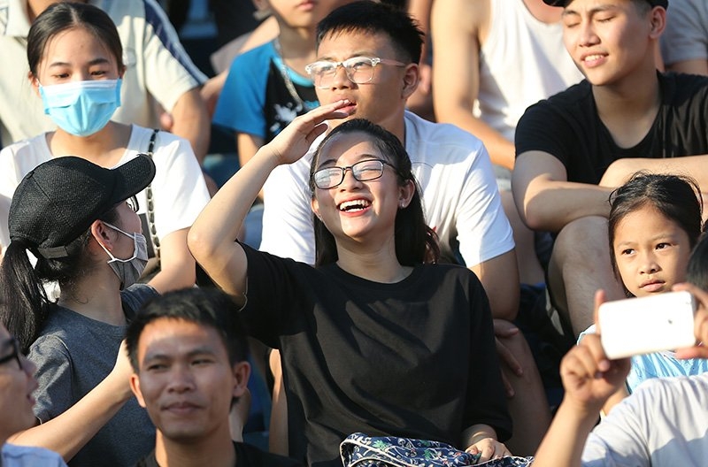fan nu nam dinh doi nang gan 40 do san quang hai