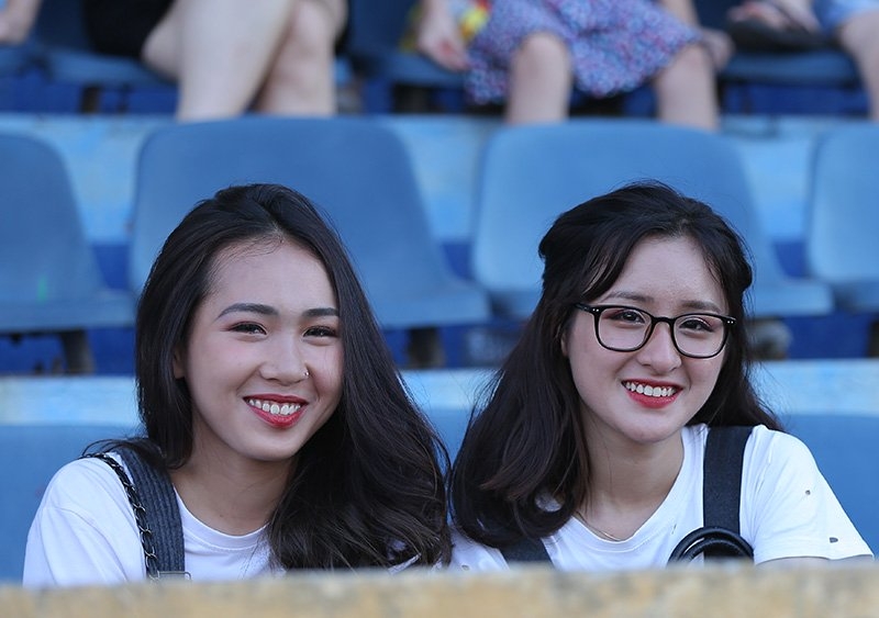 fan nu nam dinh doi nang gan 40 do san quang hai