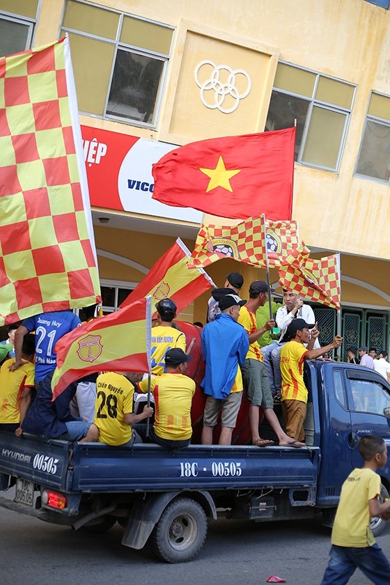 fan nu nam dinh doi nang gan 40 do san quang hai