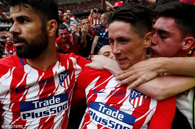 torres lap cu dup trong tran dau chia tay atletico