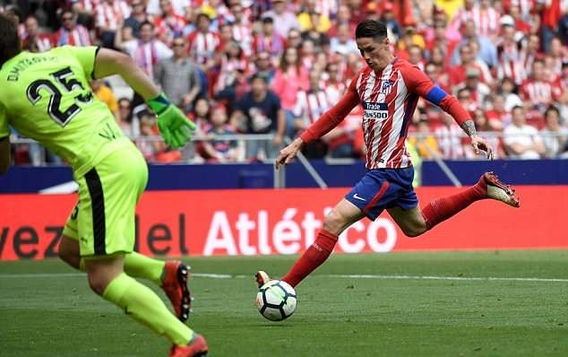 torres lap cu dup trong tran dau chia tay atletico